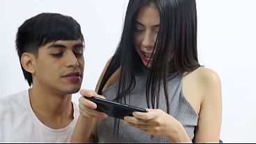 Juego Free Fire con mi hermanastra y ella se pone caliente, que rico es follarme a mi hermosa hermanastra delgada mientras jugamos o en espanol